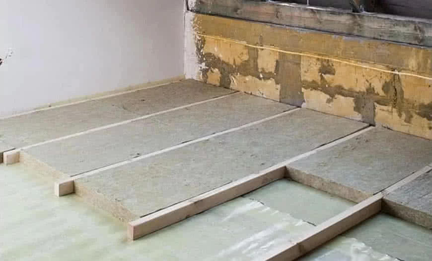 Izolacja stropu betonowego wełną mineralną. fot. budujemydom.pl Izolacja stropu betonowego wełną mineralną. fot. budujemydom.pl