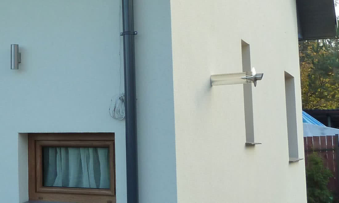 Odprowadzenie spalin z gazowego kotła kondensacyjnego przez ścianę za pomocą przewodu typu rura w rurze. fot. Cz. Dąbrowski dla portalu budujemydom.pl Odprowadzenie spalin z gazowego kotła kondensacyjnego przez ścianę za pomocą przewodu typu rura w rurze. fot. Cz. Dąbrowski dla portalu budujemydom.pl