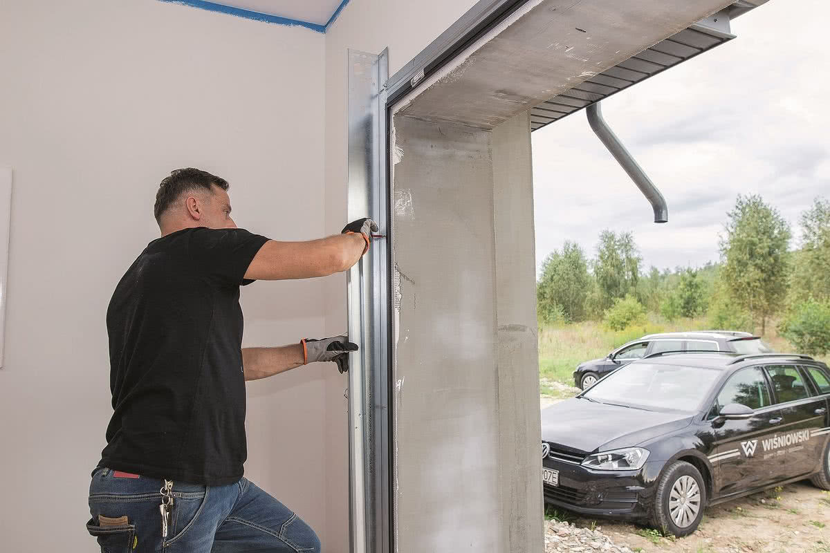 Ościeżnice muszą być przytwierdzone do konstrukcyjnych elementów garażu, czyli ścian i stropu (nadproża) Ościeżnice muszą być przytwierdzone do konstrukcyjnych elementów garażu, czyli ścian i stropu (nadproża)